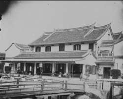 It was a traditional Chinese house that consisted of three main buildings. It had Tou-Kung roof and moon gates. It had a reception hall, a two-floor b